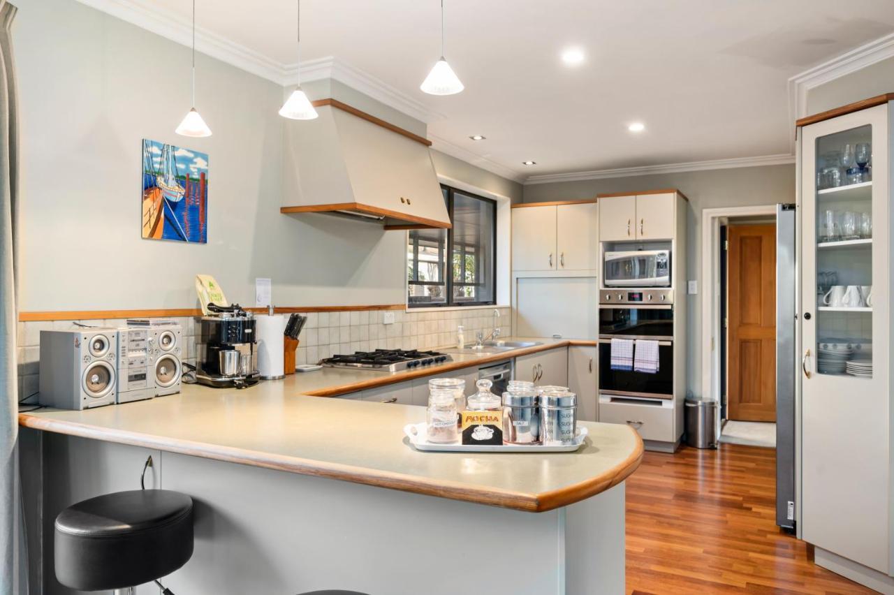 Taupo Escape - Rainbow Point Holiday Home Екстер'єр фото